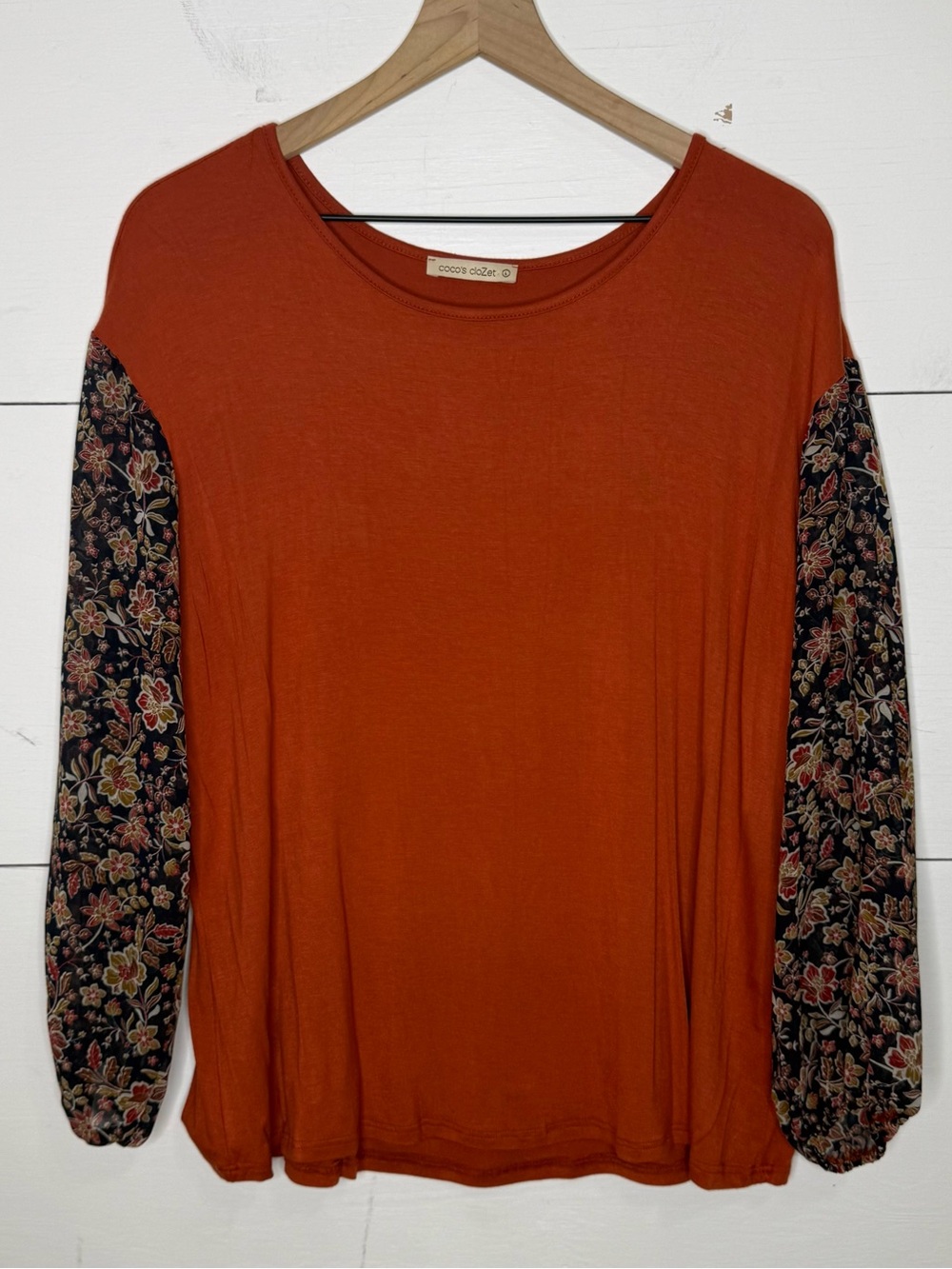 Coco’s Clozet • Rust Long-Sleeve Top with Floral Sleeves Size Large